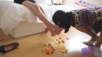 【黑丝诱惑】小美女赤脚踩水果