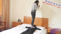 【黑丝诱惑】棉袜的踢打